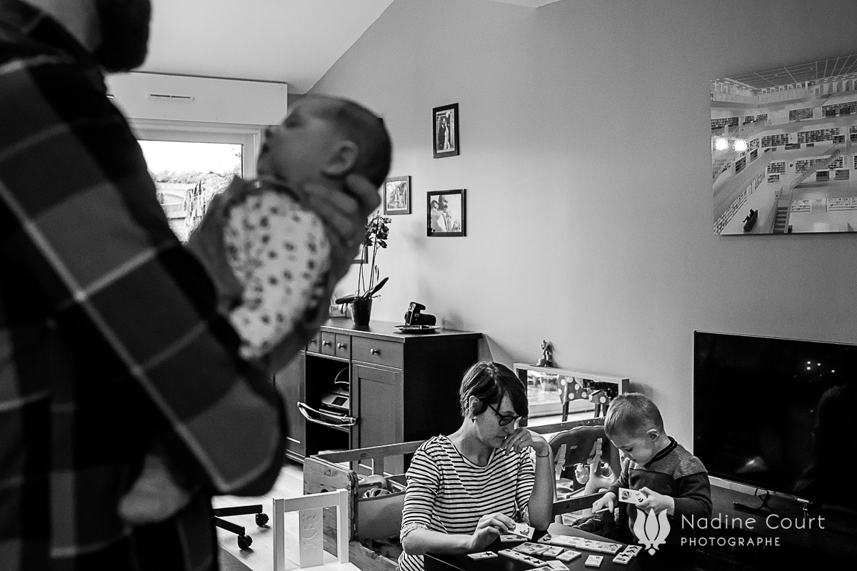 Reportage documentaire de famille à Lyon - premiers jours de bébé à la maison - Nadine Court Photographe