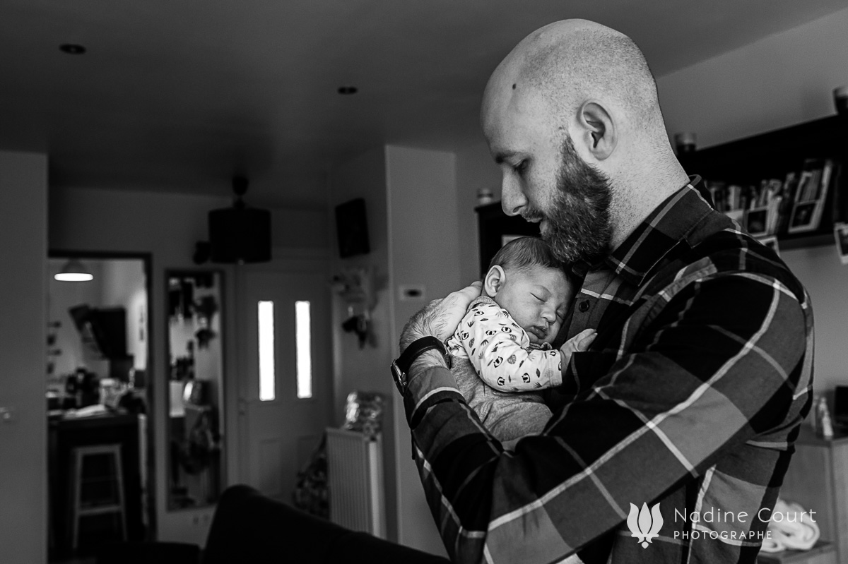 Reportage documentaire de famille à Lyon - premiers jours de bébé à la maison - Nadine Court Photographe
