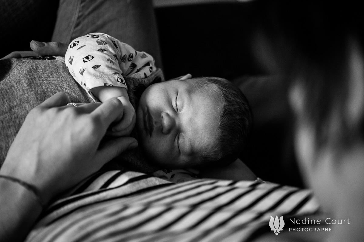 Reportage documentaire de famille à Lyon - premiers jours de bébé à la maison - Nadine Court Photographe